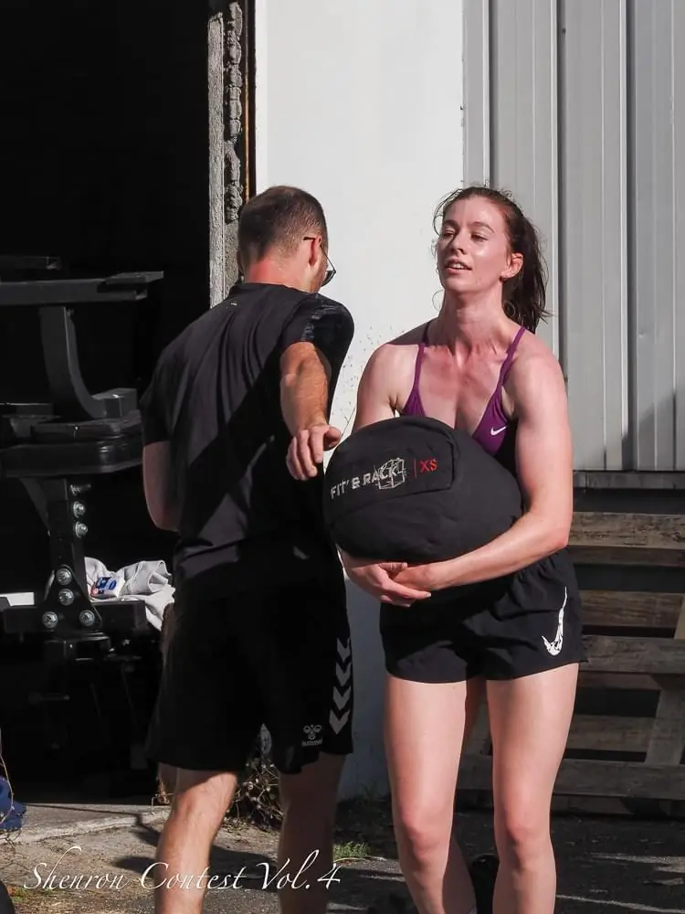 Sportive avec un médecine-ball